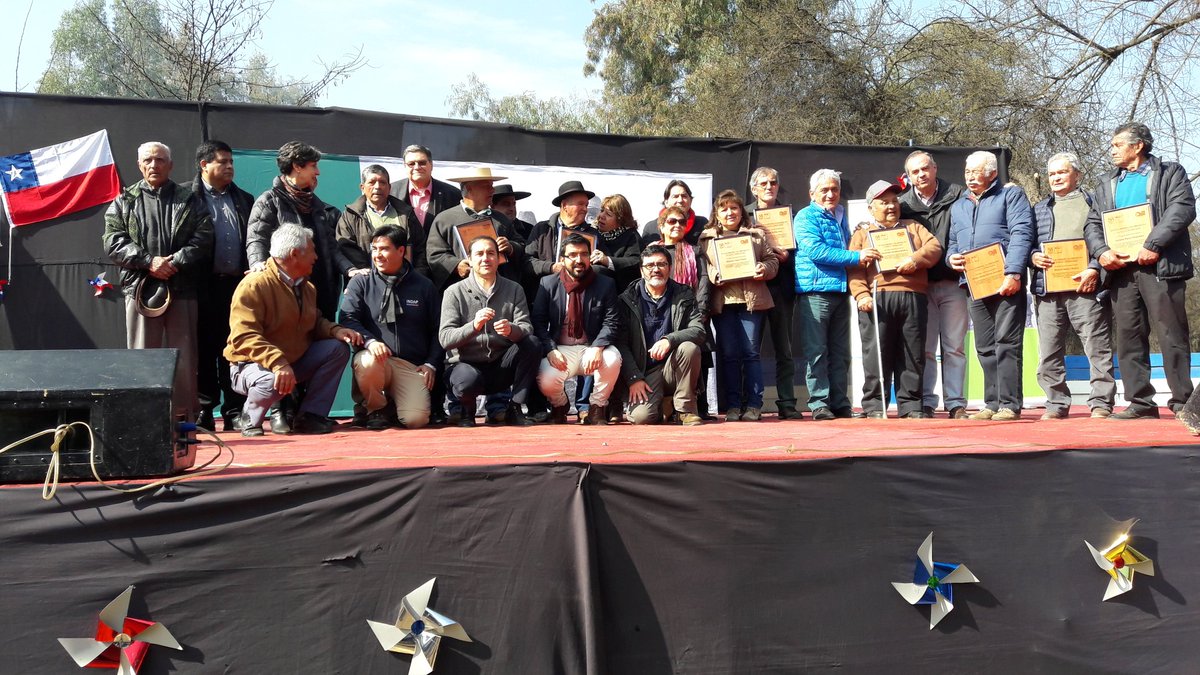 MinagriValpo's tweet photo. Con reconocimiento a dirigentes finaliza ceremonia oficial #DíaCampesino en #LlayLay #50AñosReformaAgraria Felicidades! @INDAP_Chile https://t.co/XbzbuglNkc