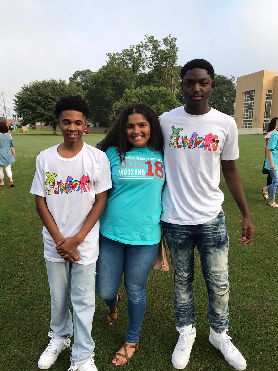 mdizzy_'s tweet photo. finally a senior!! 🤤 #longlive18 #longlive10 ❤️ https://t.co/48gt7AyczN