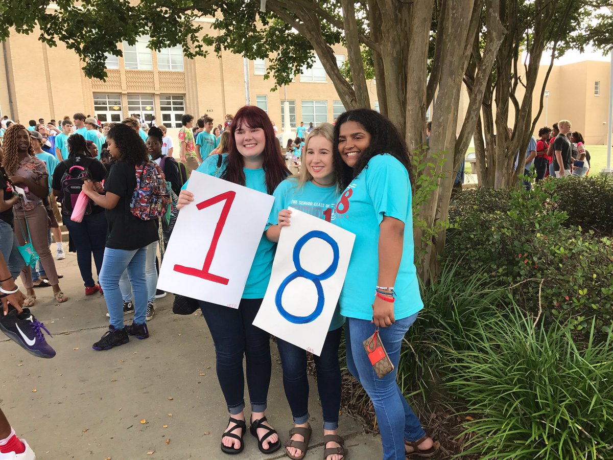 mdizzy_'s tweet photo. finally a senior!! 🤤 #longlive18 #longlive10 ❤️ https://t.co/48gt7AyczN