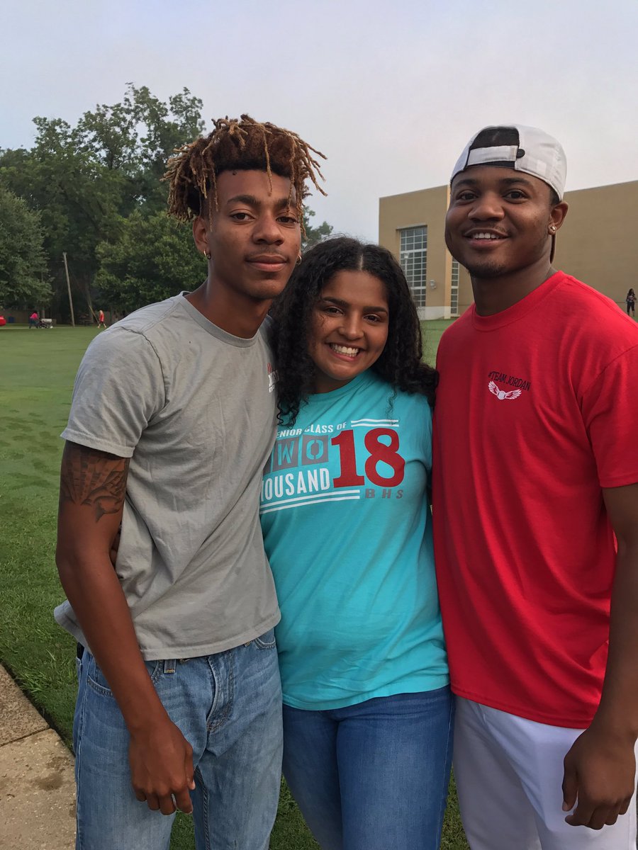 mdizzy_'s tweet photo. finally a senior!! 🤤 #longlive18 #longlive10 ❤️ https://t.co/48gt7AyczN