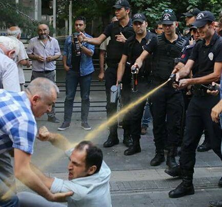 İşkence yaparken zevk alan "insan"!!! Fotoğraf: Erol Üçem