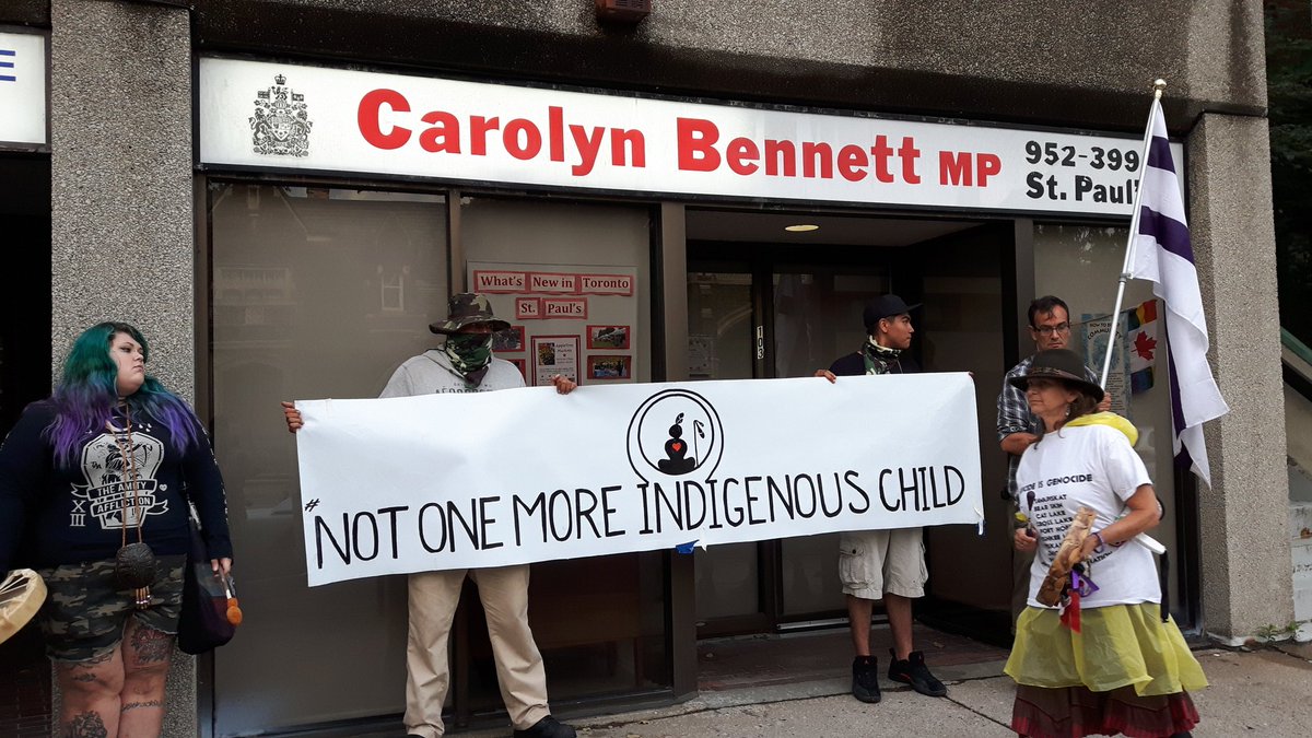 lizzie74's tweet photo. Spent the night sleeping on the street after a silent vigil @Carolyn_Bennett 's office in solidarity with #GroundZeroINAC #NOTONEMORECHILD ✊ https://t.co/WrBEMItffg