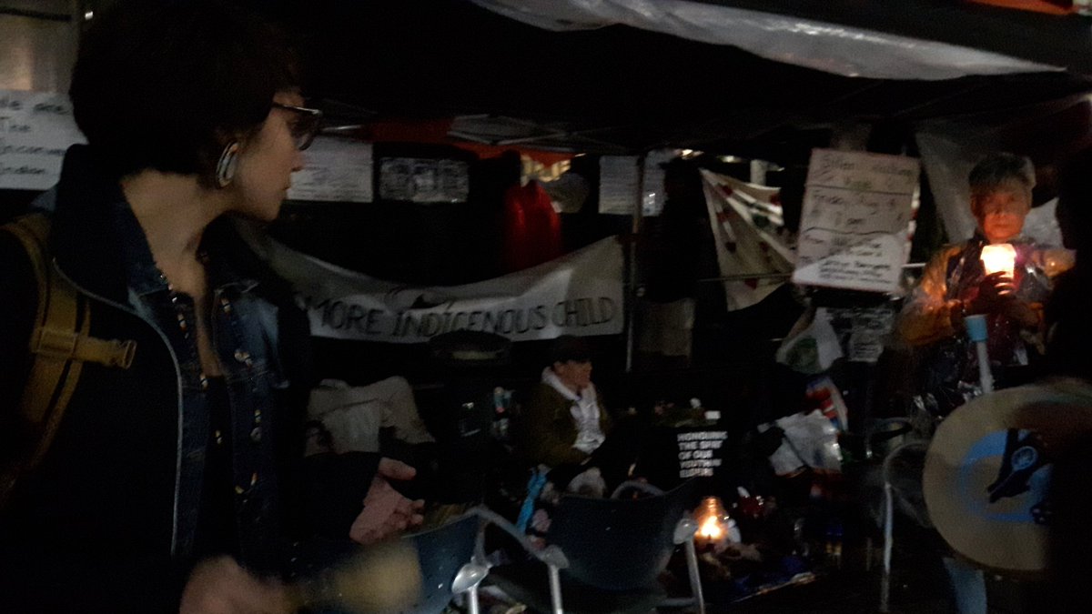 lizzie74's tweet photo. Spent the night sleeping on the street after a silent vigil @Carolyn_Bennett 's office in solidarity with #GroundZeroINAC #NOTONEMORECHILD ✊ https://t.co/WrBEMItffg