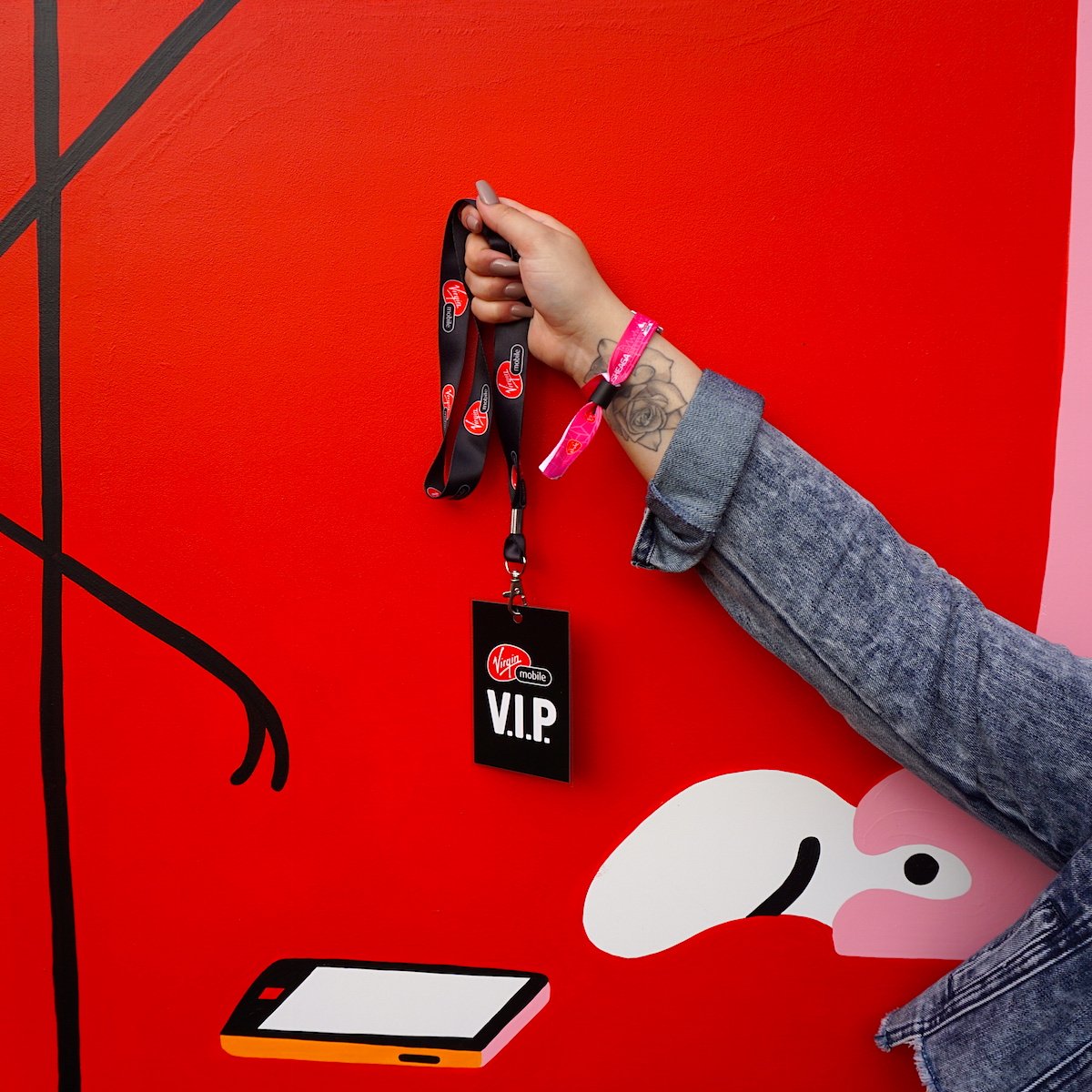 NeueWilden's tweet photo. Stop by the @virginmobilecan mural + speak to one of Virgin's reps to hang out in the Members' Lounge. ❤️ #Osheaga2017 #MembersGetIt https://t.co/cMTspWtagV