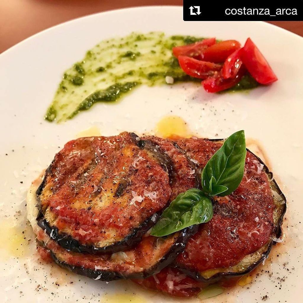 parma_food's tweet photo. Repost @costanza_arca 👩🏼🍳#parmiggiana ... ina ina.
🍆🍅🍆.
#costincucina #foodporn #instafood #italianfood #italiancousine #visualfood #yum… https://t.co/CduVMgAcmV