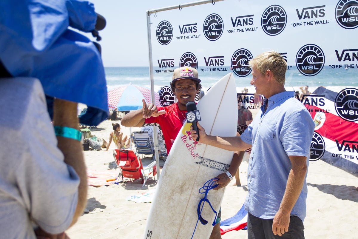 SurflineEspanol's tweet photo. El tico @carlosmunozsurf se metió en cuartos del US Open y logró su mejor resultado en dos años https://t.co/uuc0spzTII https://t.co/l4yOj6lwAD