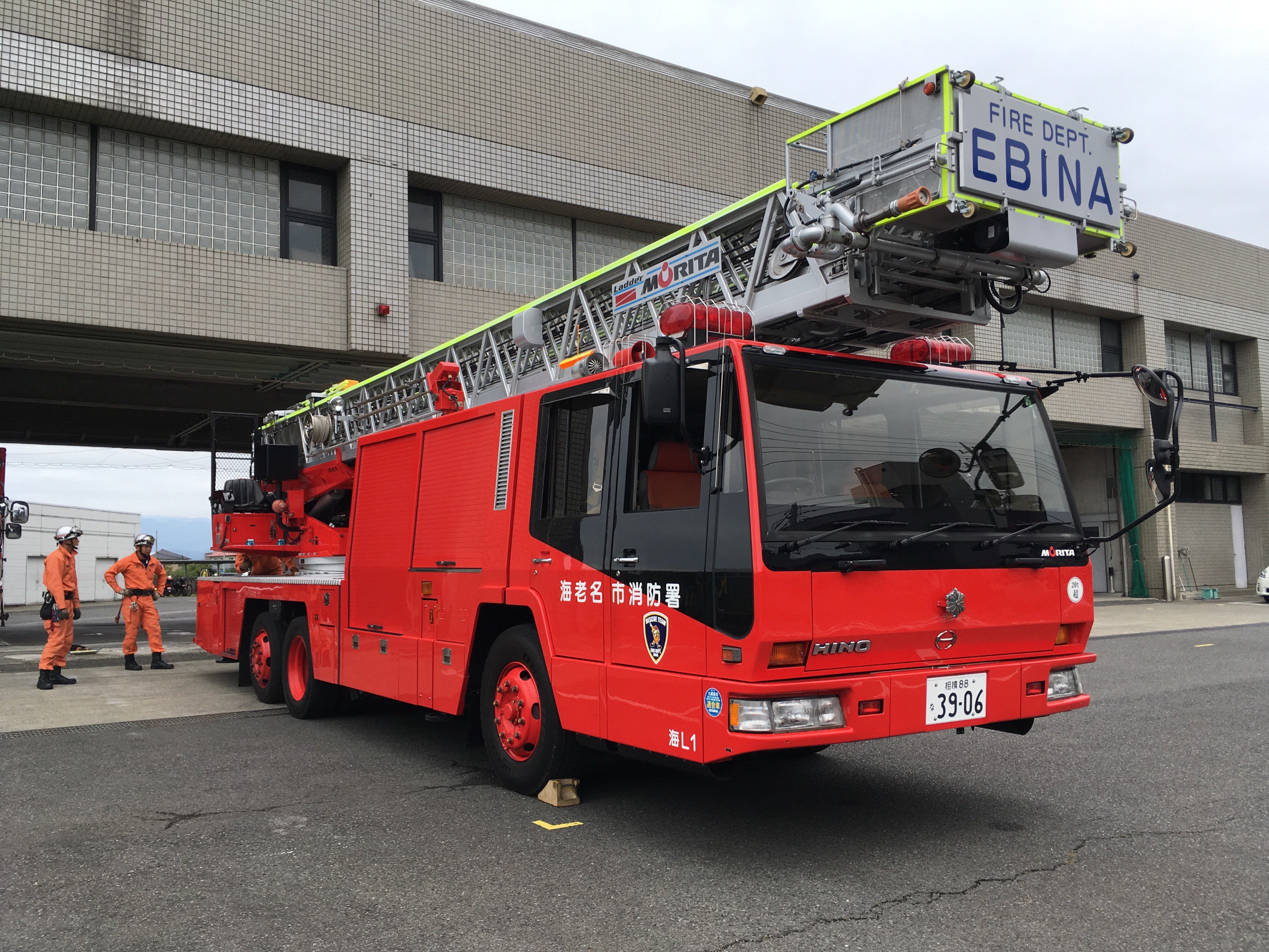 Tanashin17 在 Twitter 上 消防署の前を通ったら 偶然ハシゴ車 モリタ日野スーパージャイロラダー の3軸消防車が出庫していました Ladder Truck 日野のウイング型 リーフサス型 バスマークではなくて 後期生産でh型エンブレム時期の車体です 消防車