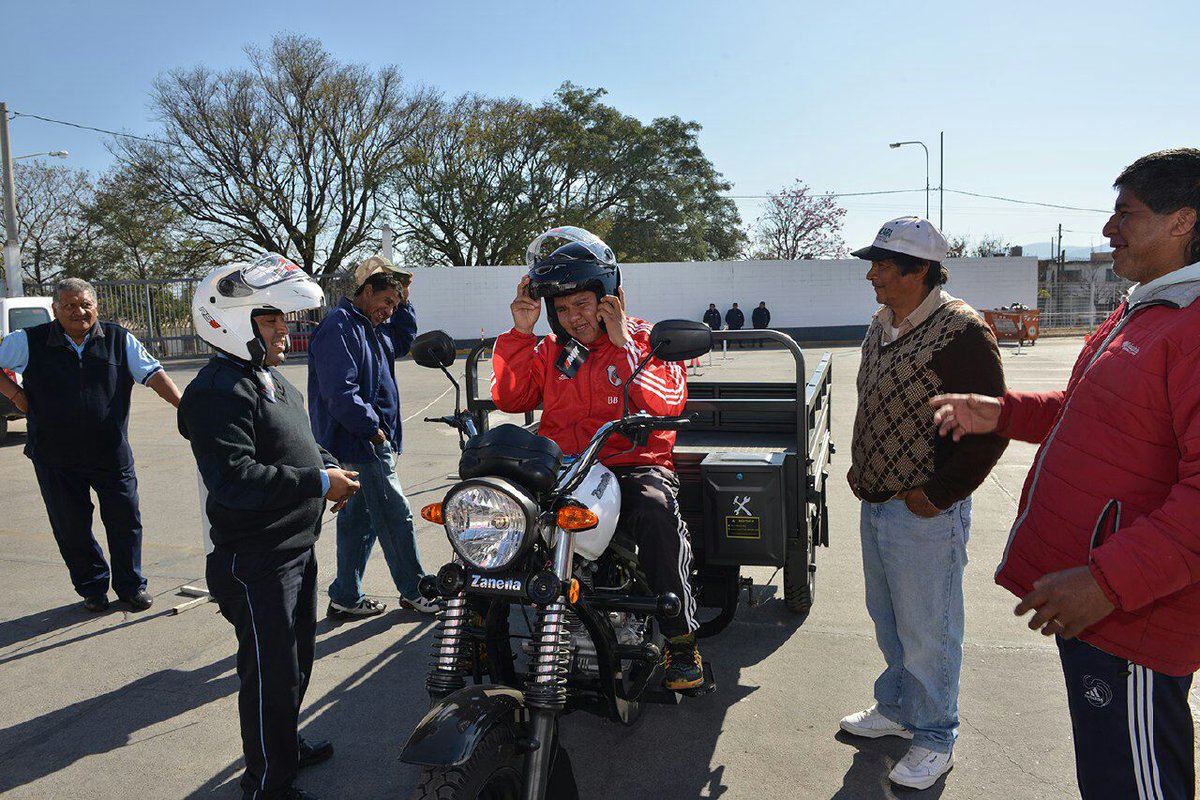 NDemitropulos's tweet photo. Personal de la Subsecretaría de Tránsito Municipal capacita a los carreros en el manejo y uso de las motocargas https://t.co/iarqIlhRYy