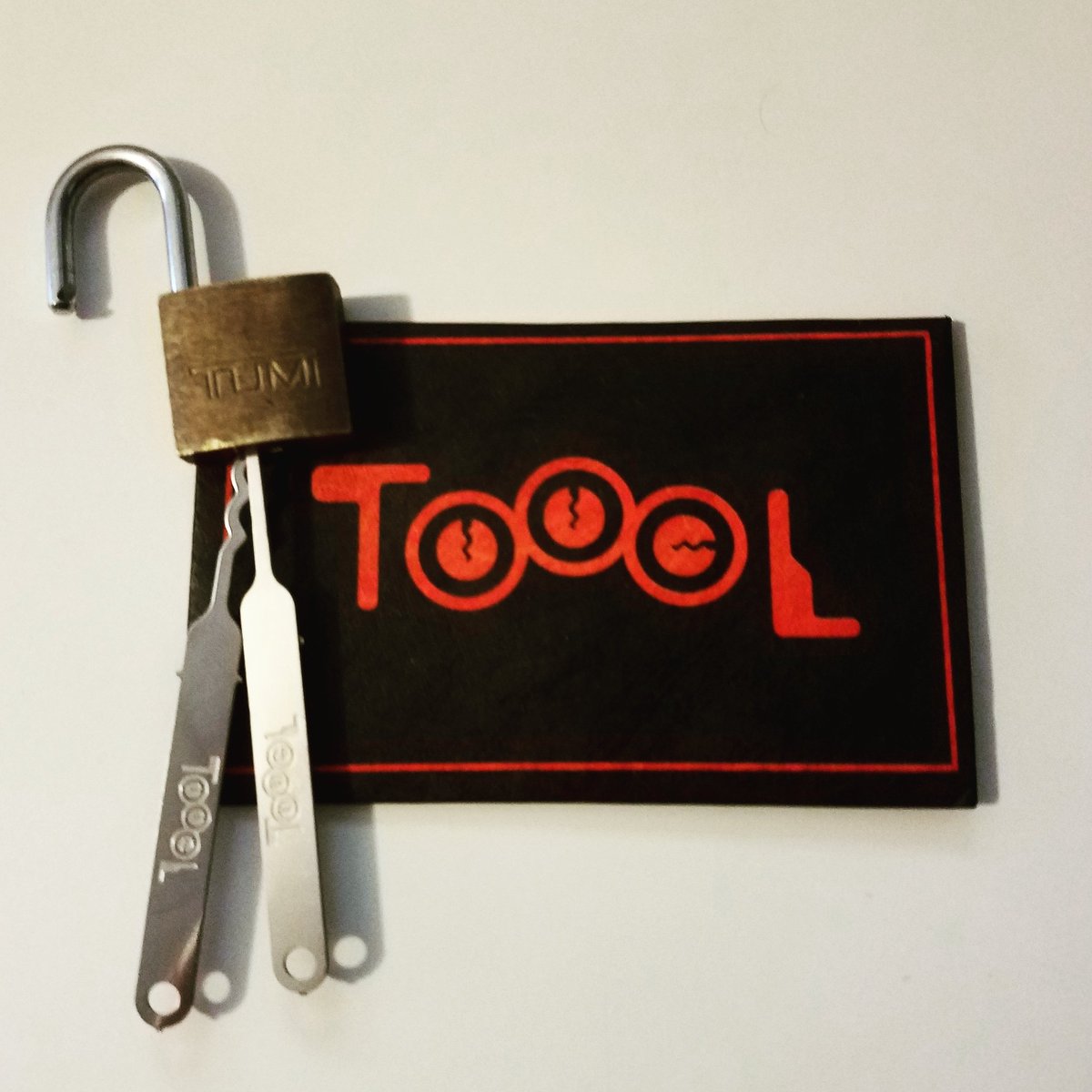 Bi0xic's tweet photo. Just picked my first lock with this nifty kit from @toool https://t.co/AKSvdu7hO8
