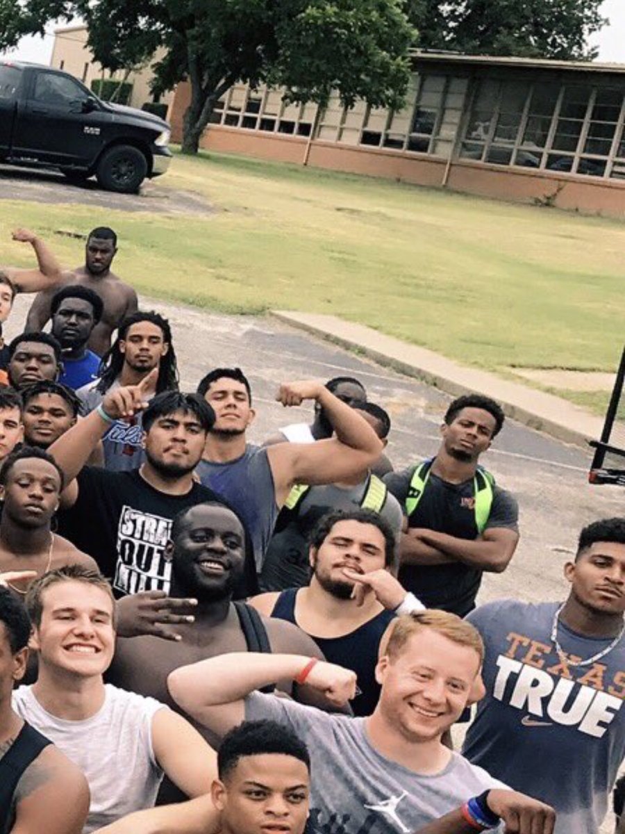 melaniismail's tweet image. When you spot your son looking diesel in the corner😍❤️🙏🏽😳🙌🏽💪🏽💪🏽💪🏽💪🏽💪🏽 #shirt2small2holdtheguns #limegreenbackpack