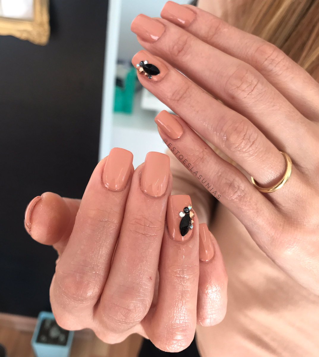 #NudeNails &amp; #crystals 🙌🏻❤️💅🏼 
Uñas esculpidas acrílicas conservando la estructura de la uña natural con detalle en piedras ❤️