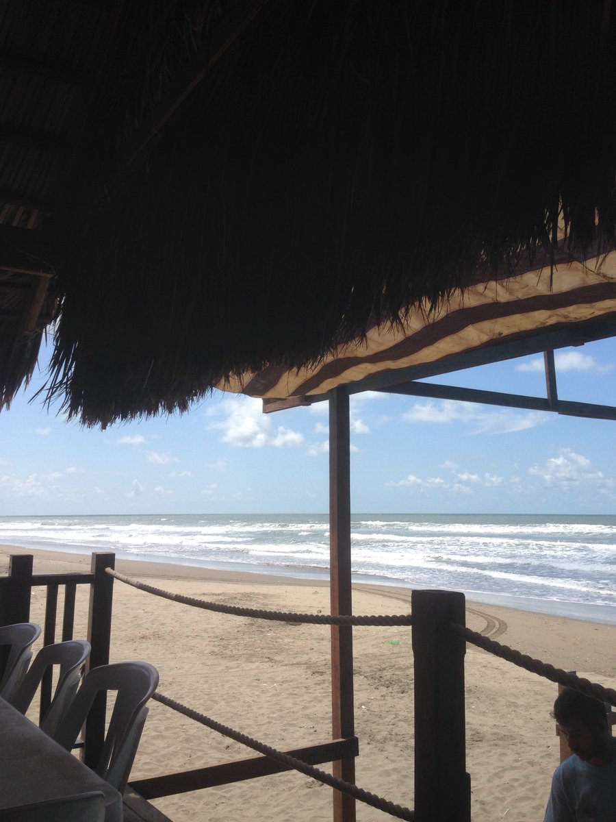 nohemiale's tweet photo. Estará bien helada la cerveza? #FridayIssues #BeachPlease #LasGloriasBeach https://t.co/P46h4G2M5O