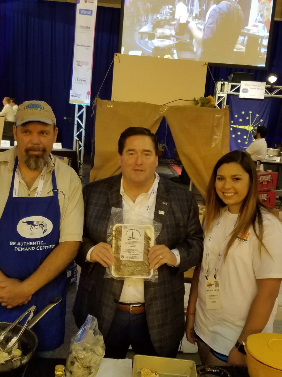 LaSeafoodBoard's tweet photo. Checking out these beautiful soft shell #LouisianaShrimp from @AnnaMarieShrimp. #GASCO17 https://t.co/6ptTn8c9OP