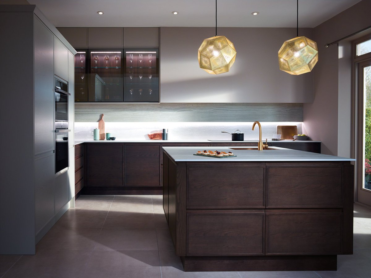 BModernKitchens's tweet photo. Worksurfaces offer many ways to personalise a kitchen. Style 7 uses Neolith, Strata Argentum (ultracompact) to create a sleek affect. https://t.co/OXkIaz7SLv