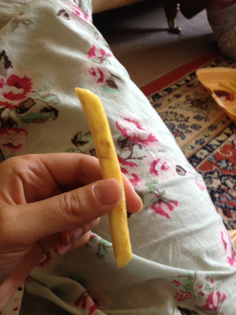TaraOConnor_'s tweet photo. Hands up who feels like this chip today #sadchip https://t.co/5O9AXZ8TXV