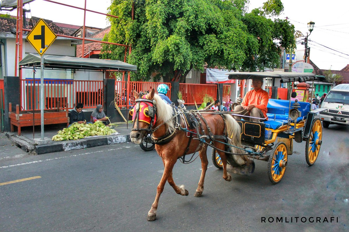M__Romli's tweet photo. Jln kemasan depan kantor pos #kotagede menjelang lebaran 1438 H https://t.co/SwSlrbfRgd