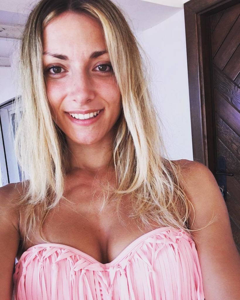 ElenaFataLivia's tweet photo. Sun burnt βΊοΈ #tan #abbronzatura #guancerosseneabbiamo #nature #nomakeup #dontneedmakeup #31annienonsentirli #blondβ¦ https://t.co/HLoIve3uar https://t.co/qyNTP6I5Wt