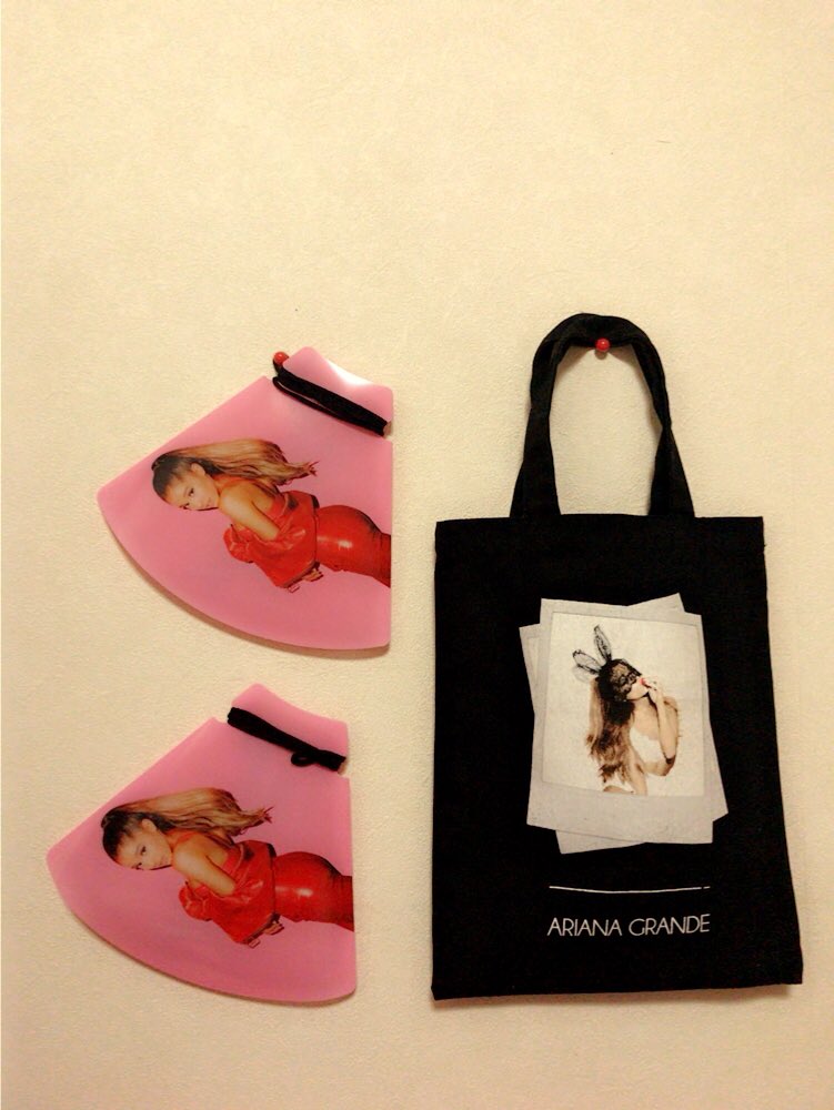 apmdcss's tweet photo. DWT前にAriグッズ😳❤️❤️
他にもあるけど主要の１部👯💋
世界のarianatorさんには
全然かなわないけど
ここまで集めるのには友達とか
色々な人の協力なしでは
無理だったから本当に感謝😭💗
あとは香水とアパレル🙄❤️❤️

#Arianatorさんと繋がりたい https://t.co/53iVRUY9Do