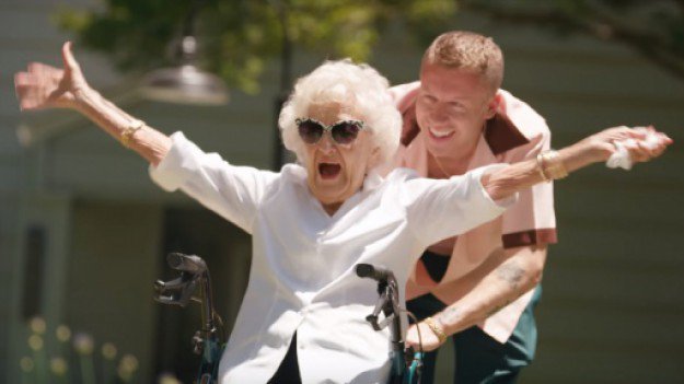old4yooung's tweet photo. #macklemore #glorious - artysta świętuje #100LAT swojej babci #energia #power #Love https://t.co/FQjCa6J5NY https://t.co/xPusz3IpEC