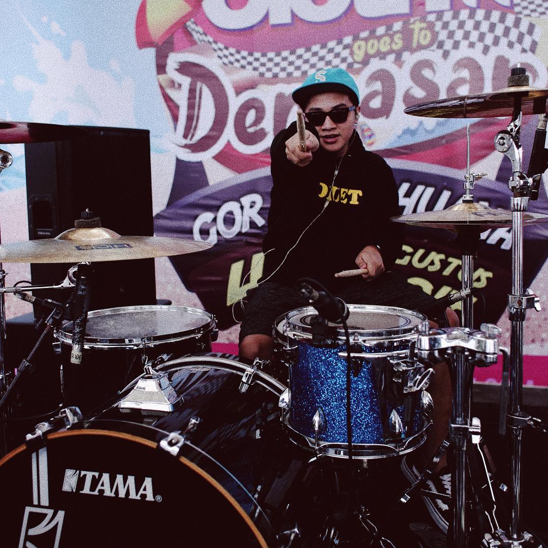 Punkhibur's tweet photo. Bali memang selalu menyenangkan! #jakclothgoestobali #inheritpoppunk #peeweegaskins https://t.co/lV1kAkMhbY