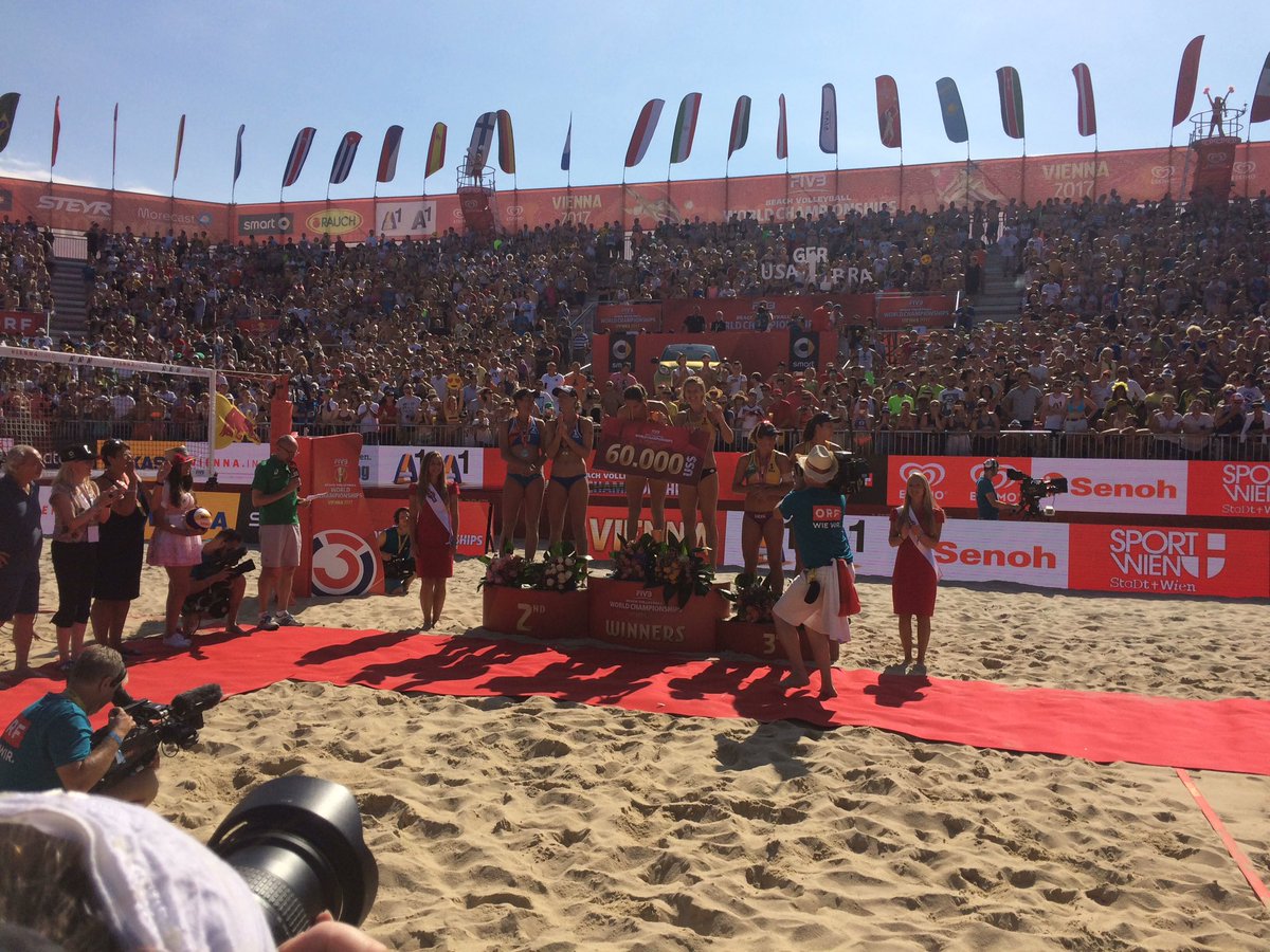 BeachMajors's tweet photo. New world champion @LauraLudwig86 also receives #FIVB smartest player award 🇩🇪🥂🇩🇪 congratulations 🎈 https://t.co/cvUEURmn2E