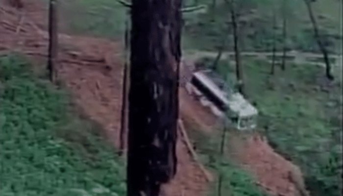 news24tvchannel's tweet photo. ब��रिश के कारण लैंडस्लाइड, खाई में गिरी सवारियों से भरी बस #busslips #gorge #landslide #uttarakhand https://t.co/NrFOrlxXSl https://t.co/TFG6LE5oZv