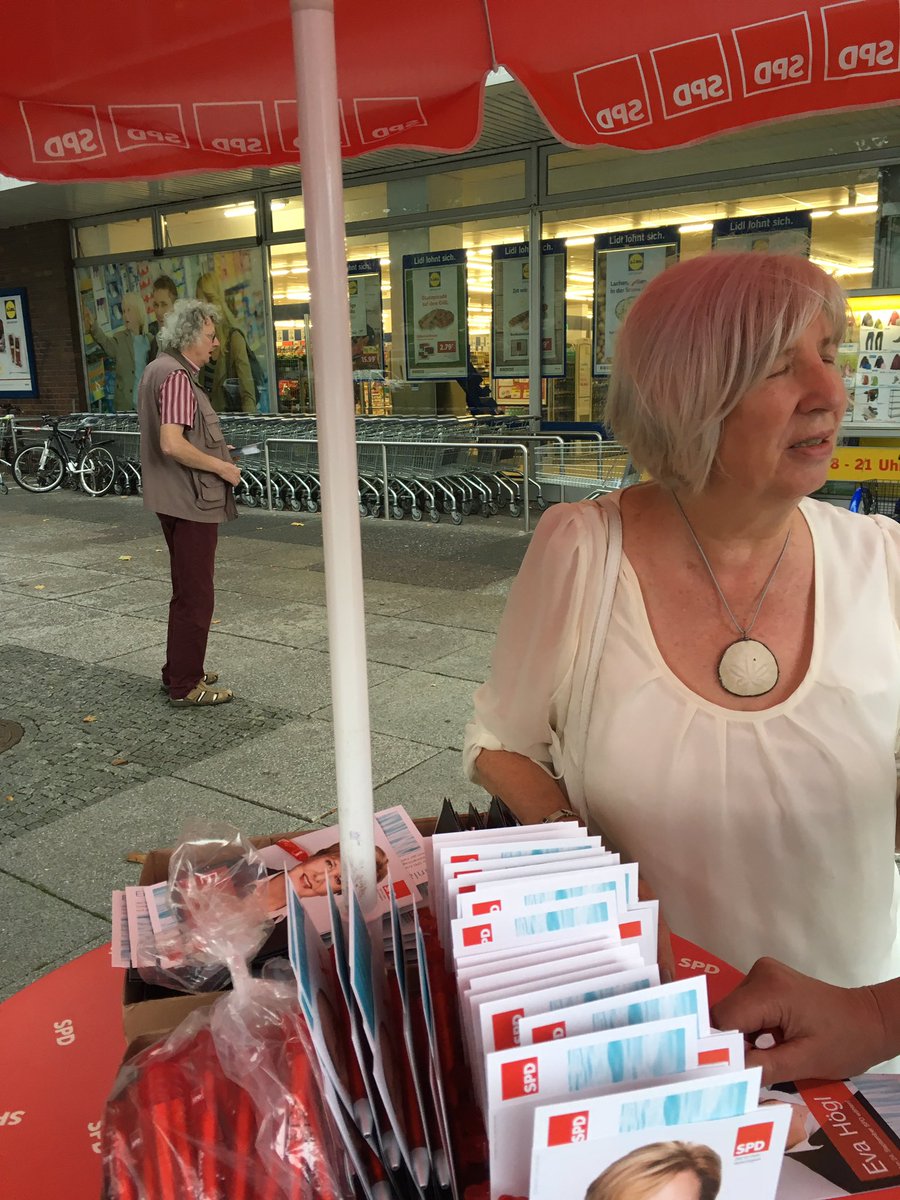MaxLandero's tweet photo. Andere plakatieren schon wir machen erstmal Infostand #besteabteilung #spdmitte #evadirekt https://t.co/QqGYZklfRz