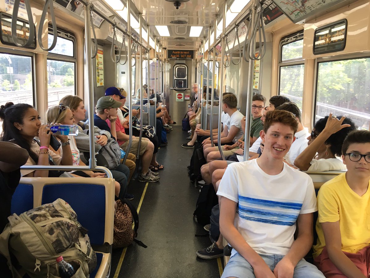 ChicagoSwchs's tweet photo. Riding the El loop to the centre of Chicago https://t.co/VoOUulhbNL