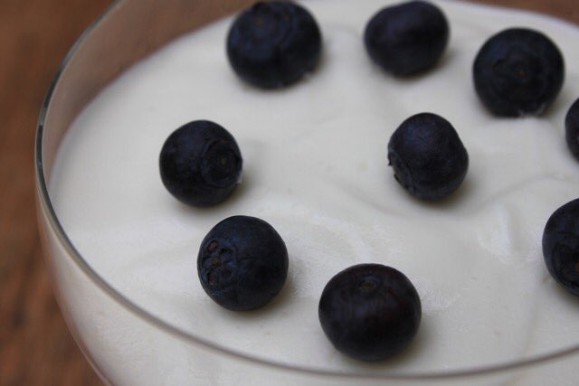 Weekrecept GoedvoorOgen, blauwe bessenmousse, een heerlijk dessert en gezond voor ogen! goedvoorogen.nl/recipe/blauwe-…