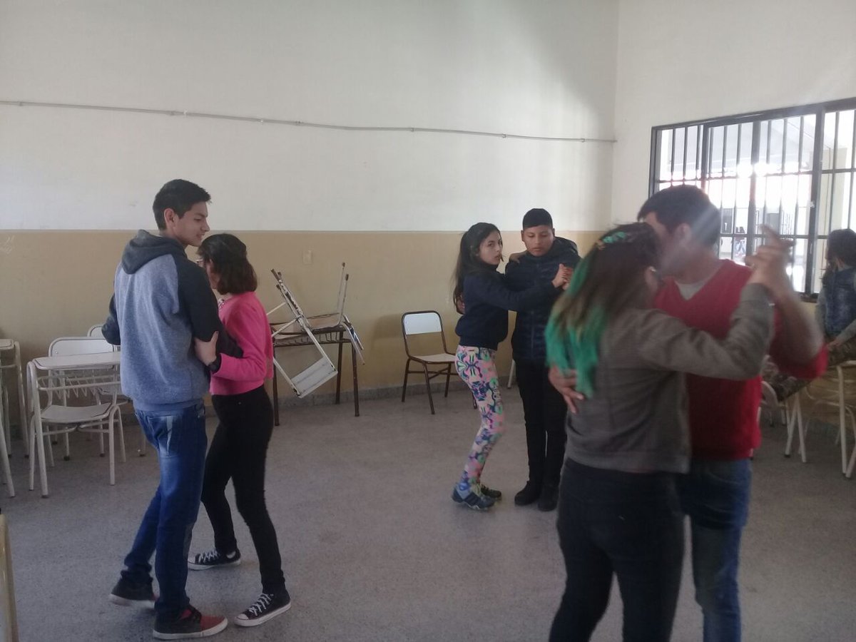 CAJ5034_ec's tweet photo. Sábado de actividades!!
💻📚📖⚽🎤🎸🎶👇💃🕴🌞 @fguillesaavedra @LeonardoPilili @javitoelrumbero @joana_andi13 https://t.co/rXEmKlGIha