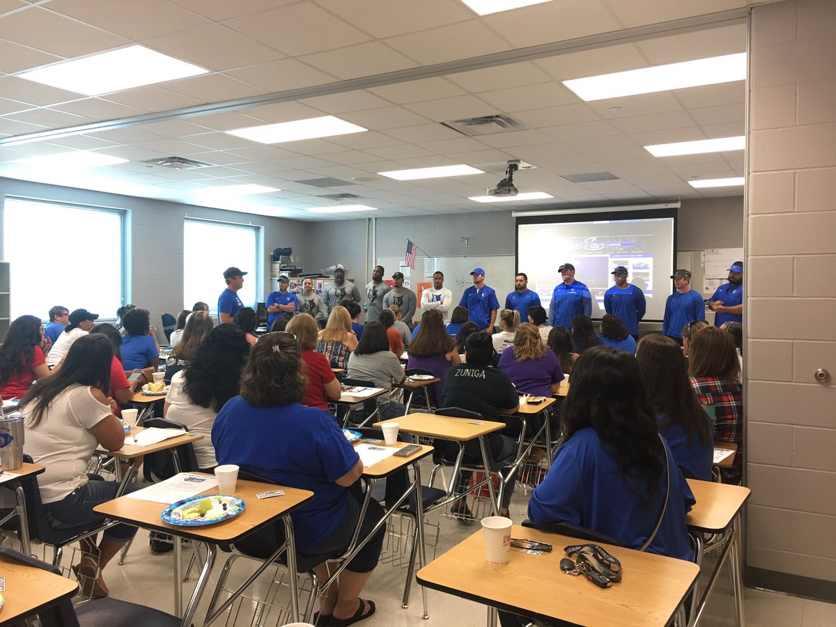 HaysCountyRadio's tweet photo. Lobo Mom Clinic!! 🏈🏈 @LehmanFootball @LehmanHighLobos @CoachKirkland21 https://t.co/tQXYIziNAE