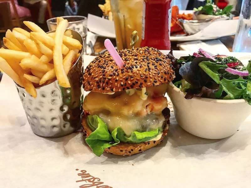 LobsterNYC's tweet photo. RT @#LACeline π this is a no diet zone! A truffle lobster + beef patty burger and fries π https://t.co/3cUx0fZdMH