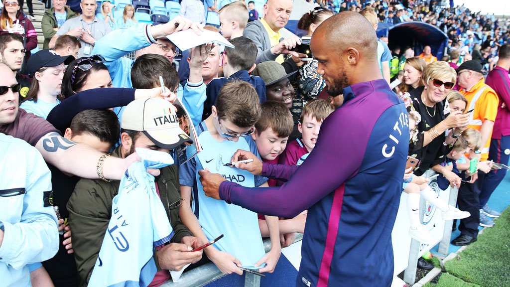 Autographs, selfies and training at #CityzensSaturday ✍️🤳⚽

Gallery 📷bit.ly/2whoQkv #mcfc