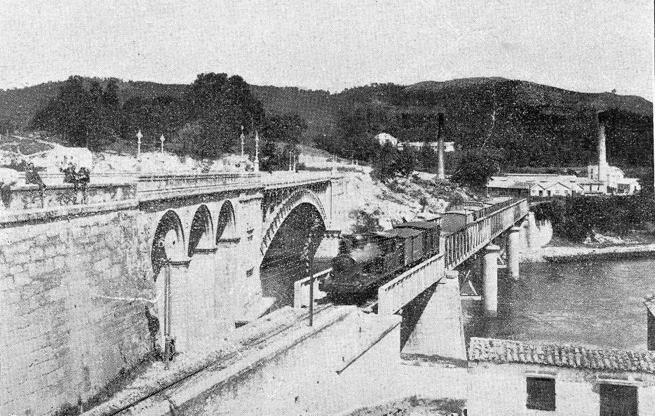 #Pontevedra
Ferrocarril pasando por unha das pontes sobre o #Lérez no ano 1911.