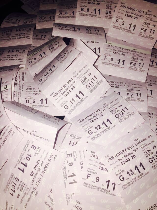 SRKFCI's tweet photo. More than 100 Rukhster Indonesia from Jakarta are rrady to watch #JabHarryMetSejal tomorrow. @iamsrk we love you @RedChilliesEnt @iamsrkclub https://t.co/FZPciOY0g6