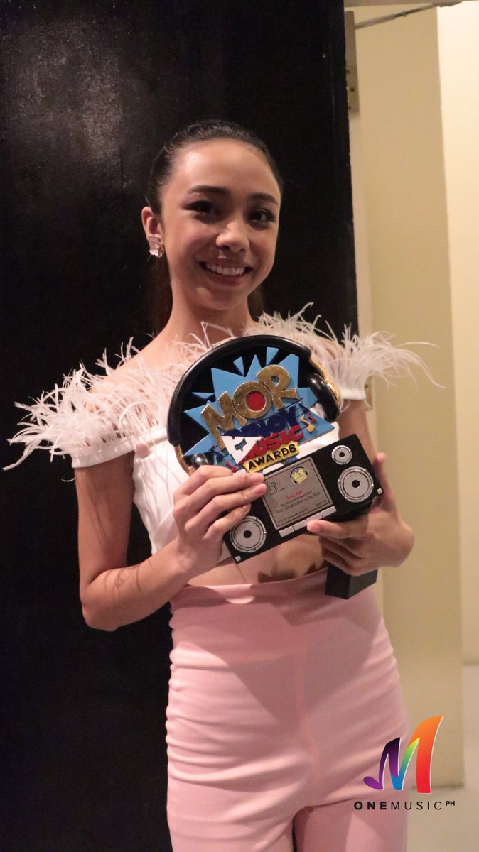 OneMusicPH's tweet photo. Baliw na baliw ang mga fans sa'yo, @MarydaleEntrat5! ❤
KIlalanin ang iba pang mga nanalo dito: https://t.co/wf4bCEZlmg https://t.co/X1ZbZNtgiL
