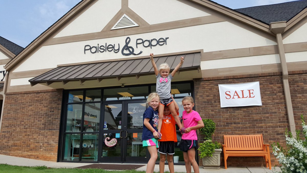 paisleyandpaper's tweet photo. Our cheerleaders! #yeahTHATgreenville #Augustaroad https://t.co/4fViEYoE7o