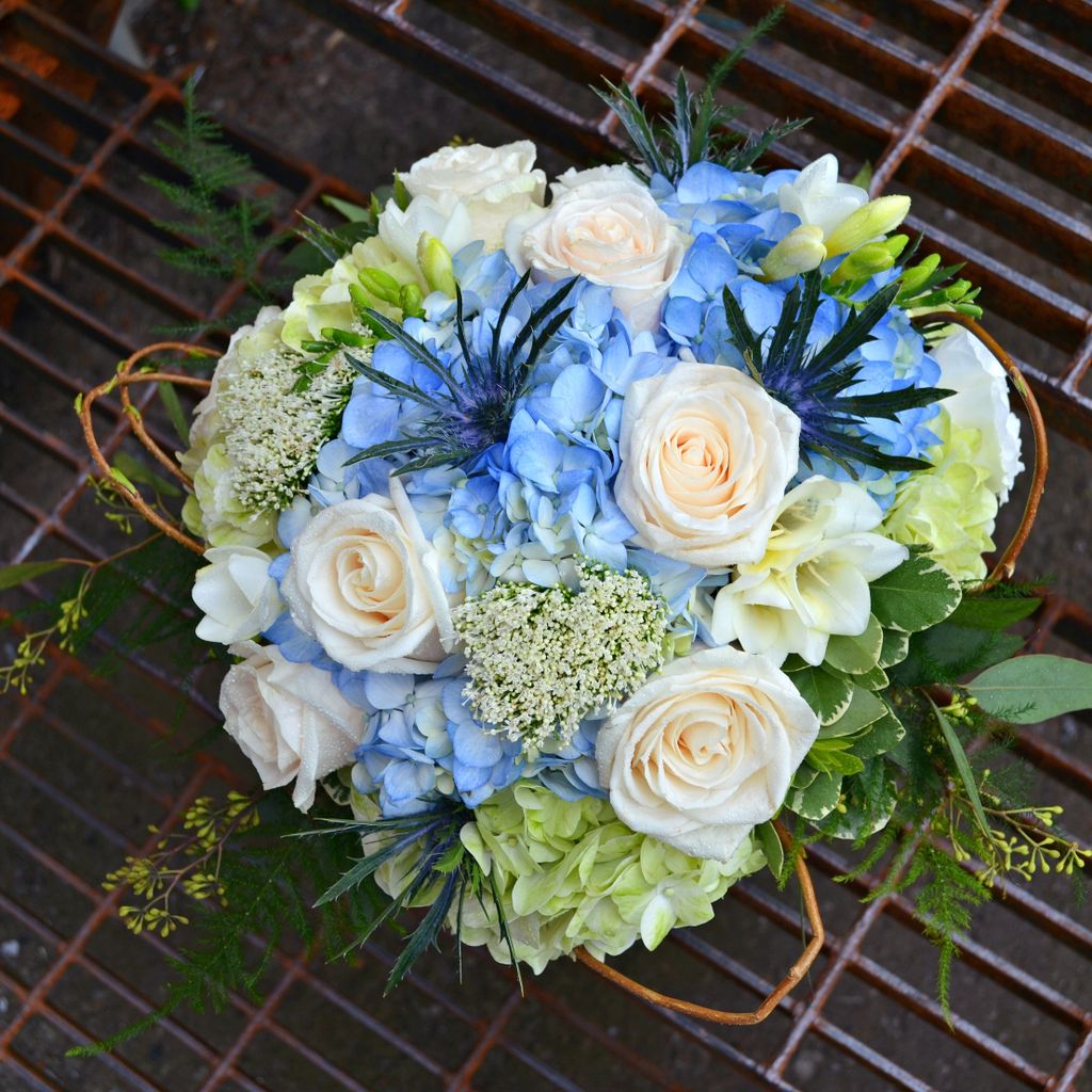 VanGoghFlowers's tweet photo. This extravagant and angelic bouquet will help the bride illuminate on her big day! #VanGoghFlowers #Ptbo #Bouquet #Wedding #Florist https://t.co/uNbqZNGA2O