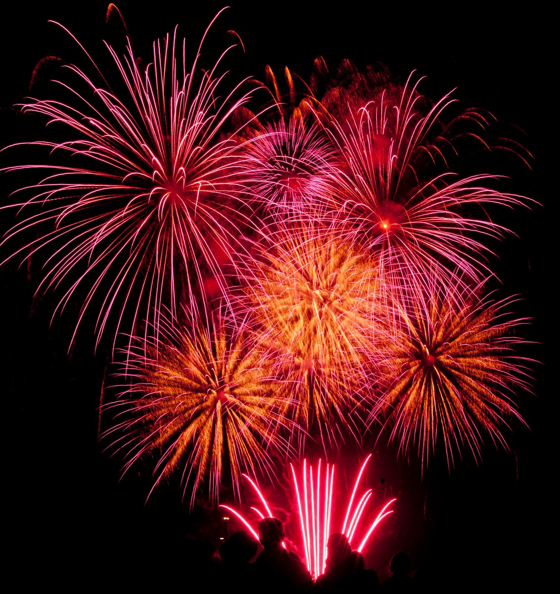 kjdNgala's tweet photo. Great night photographing fireworks in Cowes , roars of thanks for @TheTanyaRock for the invite :) #CowesWeek2017 https://t.co/uLaiY7LSeq