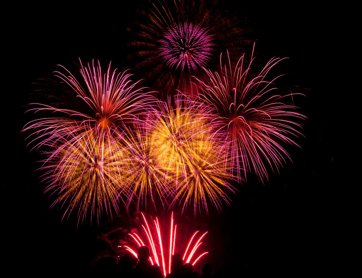 kjdNgala's tweet photo. Great night photographing fireworks in Cowes , roars of thanks for @TheTanyaRock for the invite :) #CowesWeek2017 https://t.co/uLaiY7LSeq