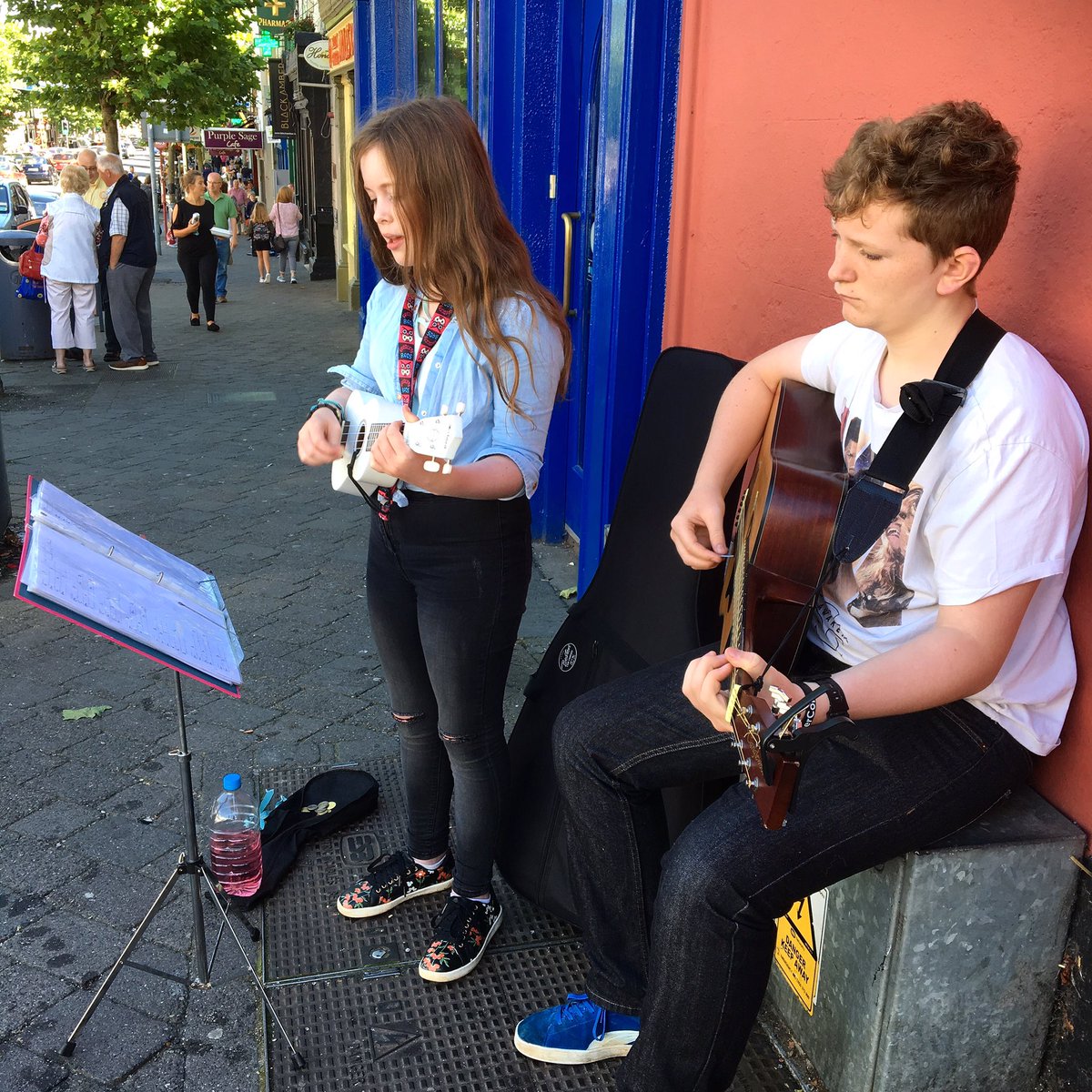 JessicadeBurca's tweet photo. #brotherandsister #GoreyMarketFestival #busking @Love_Gorey @visitwexford fewbob #earned for #carnival #funfair #street #entertainment ❤️😀 https://t.co/SuBH6bfp7N