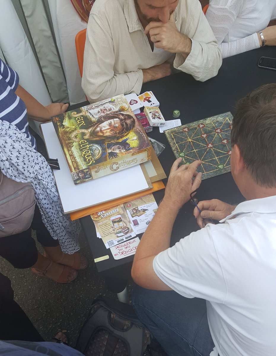 Baludik's tweet photo. Aux Interceltiques on joue au jeux #termitesfactory et on part en quête des chevaliers emprisonnés dans la ville ! @FESTIVALLORIENT https://t.co/fwslQIIGxm