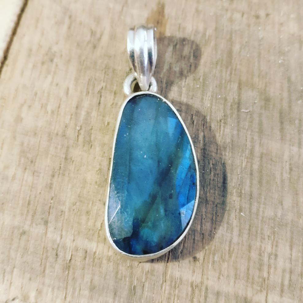 This labradorite just got an upgrade from silver to 18 carat gold #jewellery #jewelleryrepairs #pendant #necklace  #moseley #kingsheath