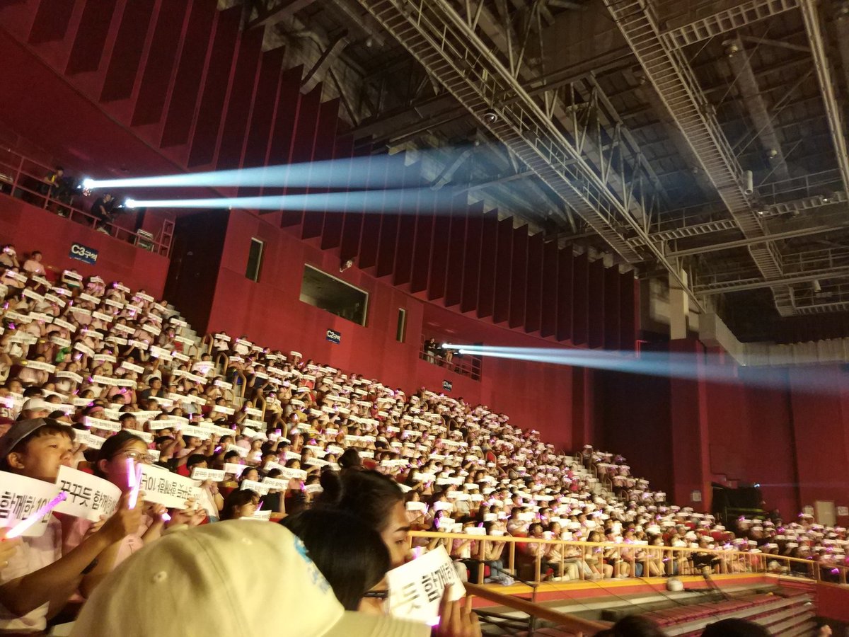 りり あれが理想形だよね エーピンもいい感じかも 今回花道ないせいでシーティングのが人気で少し高めな印象 花道あるなら絶対スタンディングなのに