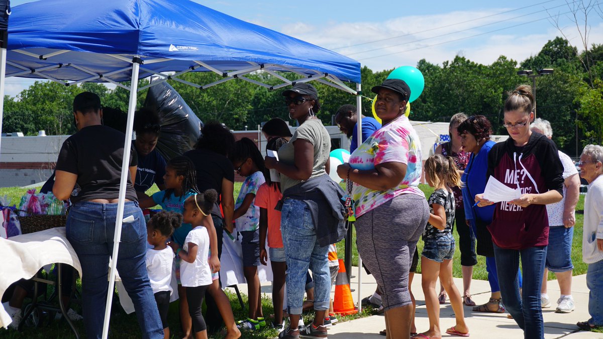 CityofNewarkDE's tweet photo. Mayor Polly Sierer joined New Heart Ministries for a back to school giveaway w backpacks &amp; shoe vouchers today. #helpDE #NewarkDE #delaproud https://t.co/hW5WCc535e