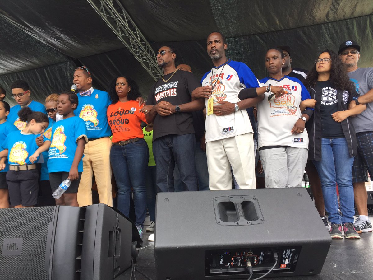 AnnieEMinguez's tweet image. .@nyc thank U 4 recognizing @GoodShepherdNYC #BronxRisesAgainstGunViolence @CureViolence prog &amp;amp; asking us to join you on stage #funintheson