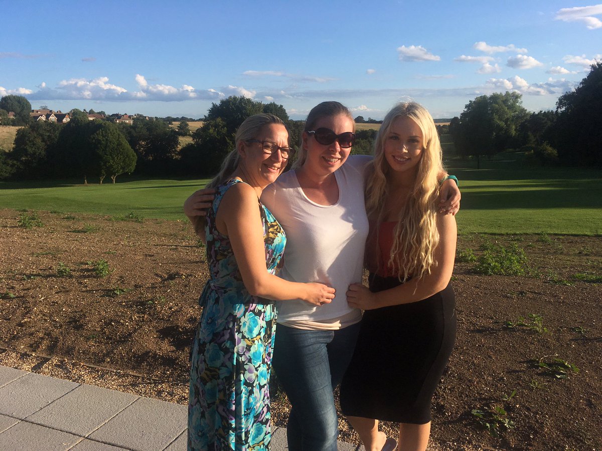 MemphisBellesis's tweet photo. Enjoying the sunshine before tonight's gig at Harpenden golf club #sunshine https://t.co/ULy7iPCGOK