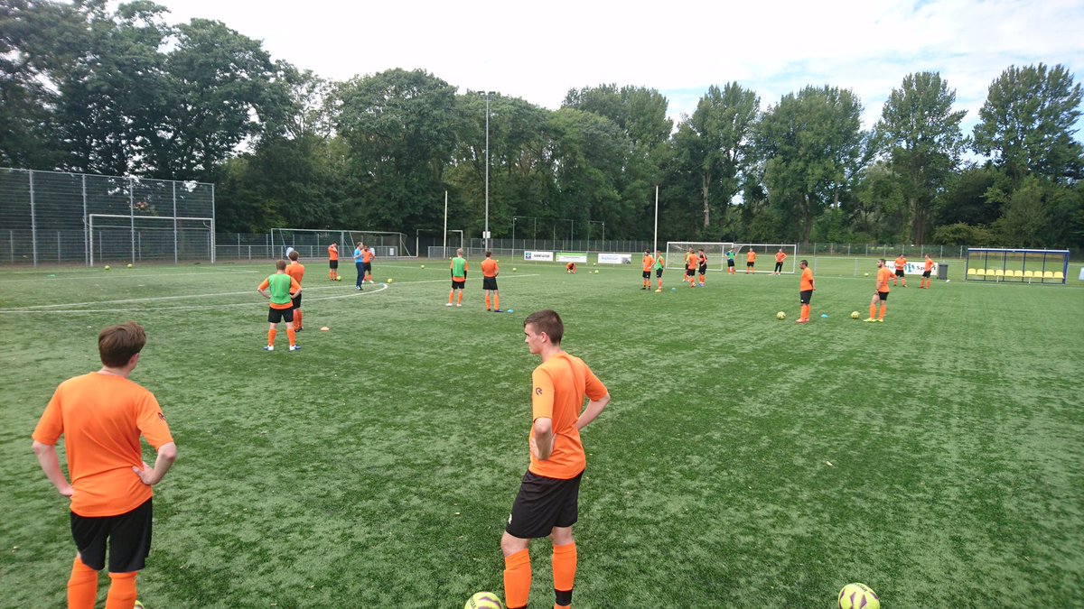 selectiehk's tweet photo. We zijn weer begonnen! Al die vakantiebuikjes eraf en op naar de @hdcup en KNVB beker! 💪🏼 https://t.co/MyyFRPoOk3