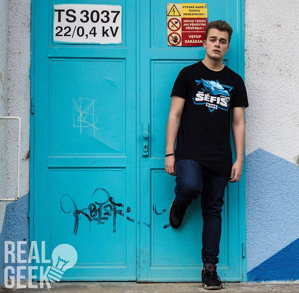 RealGeekShop's tweet photo. Tak za tři dny ti přineseme novinku od tohodle ŠÉFISE! Kdo se těší?
.
.
.
#3dny #odpocitavani #sefis #novinka #lau… https://t.co/RNGS1Qb9WH https://t.co/75iDaT1mS9
