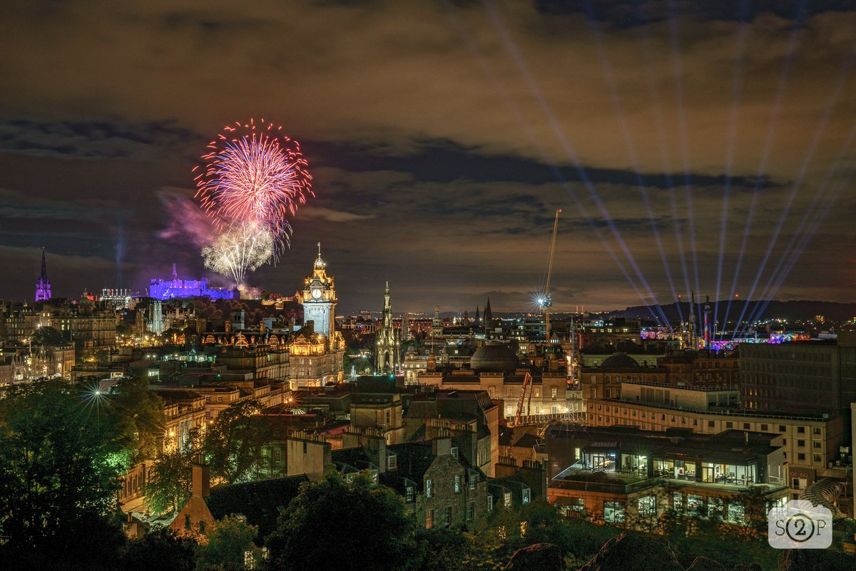 Studio2Scot's tweet photo. @edinburghtattoo fireworks and @edintfest #edinbloom as seen from Calton Hill #Edinburgh https://t.co/pRpK6IqgfJ